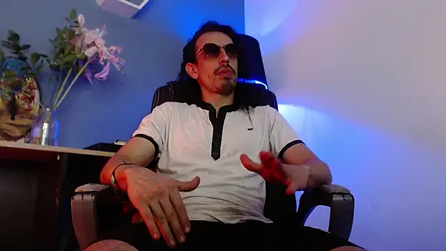 Snapshot of Sr_Magnus_ chatting on March 19, 2025, 10:44 am Sr Magnus online show from March 19, 2025, 10:44 am