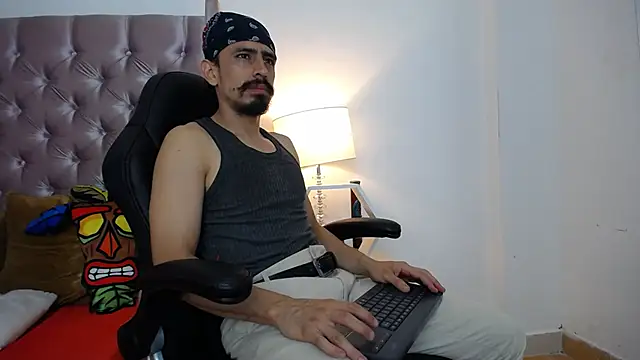 Snapshot of Sr_Magnus_ chatting on October 3, 2025, 5:15 am Sr Magnus online show from October 3, 2025, 5:15 am