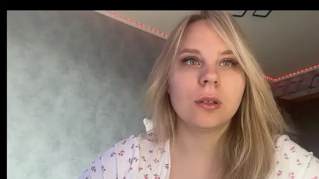 Snapshot of Thalia__Star chatting on April 30, 2026, 9:04 am Thalia Star online show from April 30, 2026, 9:04 am