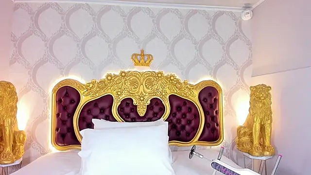 KendralHolson online show from October 9, 2025, 4:43 am