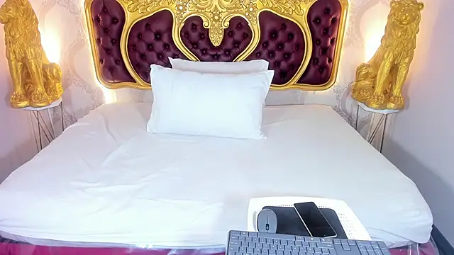 KendralHolson online show from October 19, 2025, 4:35 am