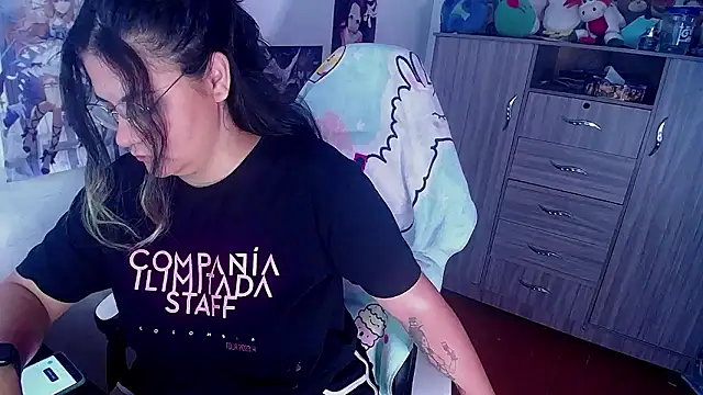 Snapshot of gigiqueen_18 chatting on December 5, 2024, 1:28 pm gigiqueen 18 online show from December 5, 2024, 1:28 pm