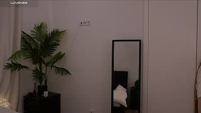 Snapshot of Lilly_Colins chatting on January 17, 2025, 3:00 pm Lilly Colins online show from January 17, 2025, 3:00 pm