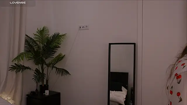 Snapshot of Lilly_Colins chatting on January 18, 2025, 2:55 pm Lilly Colins online show from January 18, 2025, 2:55 pm