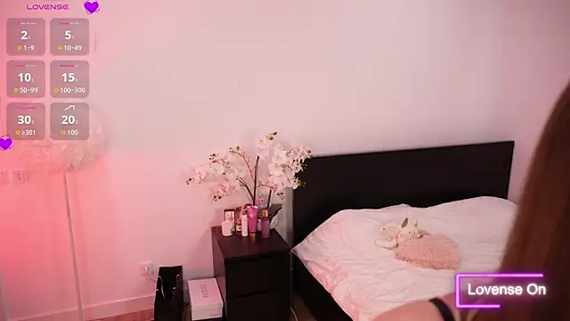 Snapshot of Lilly_Colins chatting on September 24, 2025, 4:43 pm Lilly Colins online show from September 24, 2025, 4:43 pm