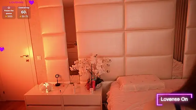 Snapshot of Lilly_Colins chatting on October 23, 2025, 6:50 pm Lilly Colins online show from October 23, 2025, 6:50 pm