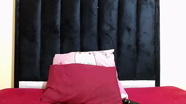 kittykhloe22 online show from February 19, 2026, 8:38 pm