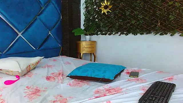 Snapshot of EstrellaRuizz chatting on October 12, 2025, 2:54 am EstrellaRuizz online show from October 12, 2025, 2:54 am