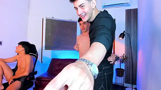 Sexy BoysW online show from June 4, 2026, 2:17 am