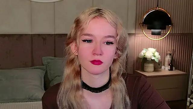 NaomiLoys online show from February 25, 2025, 8:41 pm