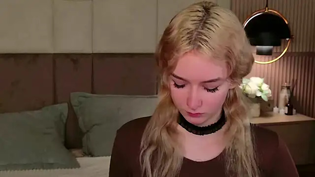 NaomiLoys online show from February 26, 2025, 9:37 pm