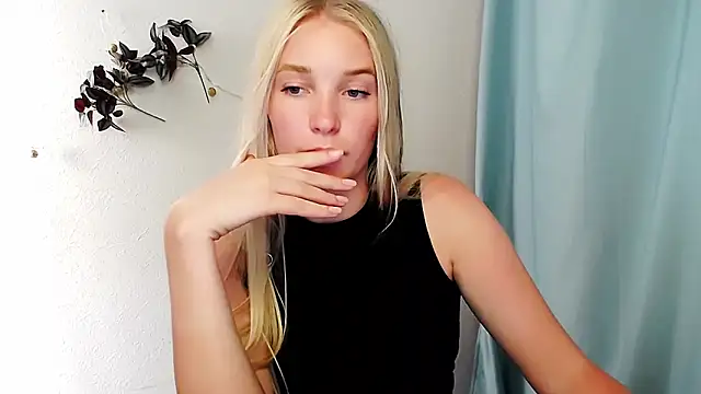 Snapshot of Queen_ofLove chatting on June 11, 2026, 2:26 pm Queen ofLove online show from June 11, 2026, 2:26 pm