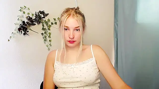Snapshot of Queen_ofLove chatting on June 14, 2026, 10:06 am Queen ofLove online show from June 14, 2026, 10:06 am