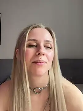 lunawolf21 online show from February 24, 2025, 7:00 am