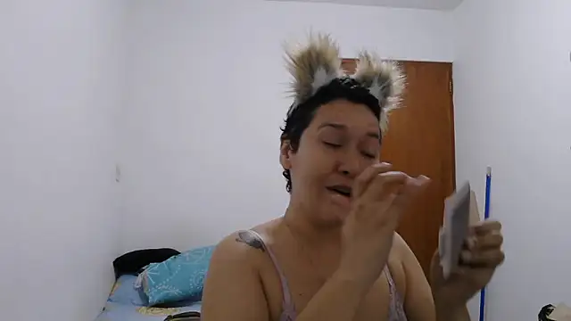 Snapshot of luxandracon23 chatting on February 4, 2026, 7:20 pm luxandracon23 online show from February 4, 2026, 7:20 pm