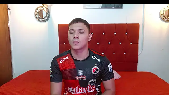 couple lovelyds online show from March 12, 2025, 6:44 pm