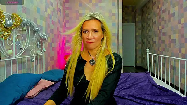 Luna  Lewis online show from January 7, 2025, 2:08 pm