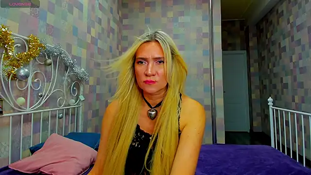 Luna  Lewis online show from January 8, 2025, 8:06 am