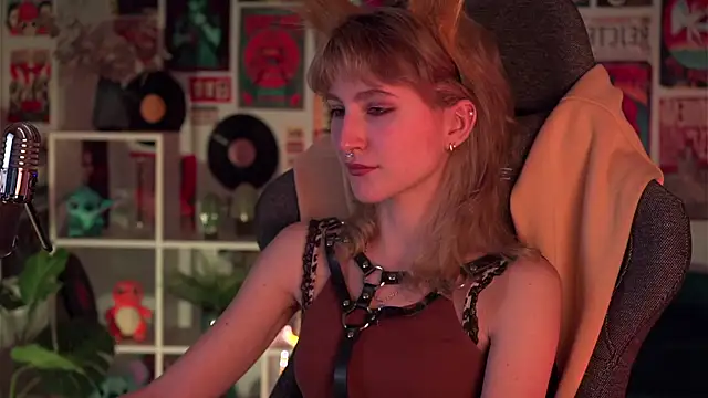 Snapshot of LuxRayi chatting on December 23, 2024, 6:22 am LuxRayi online show from December 23, 2024, 6:22 am