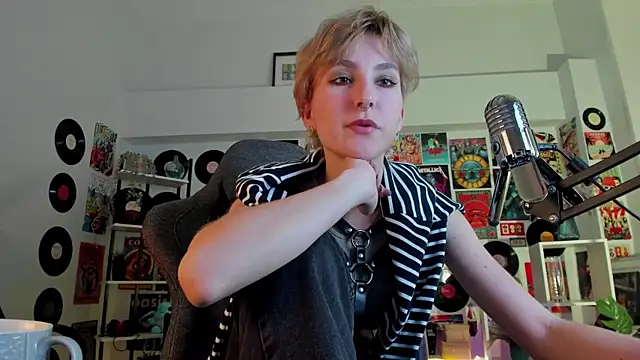 Snapshot of LuxRayi chatting on December 26, 2024, 9:33 am LuxRayi online show from December 26, 2024, 9:33 am