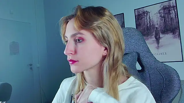 Snapshot of LuxRayi chatting on February 22, 2025, 6:08 pm LuxRayi online show from February 22, 2025, 6:08 pm