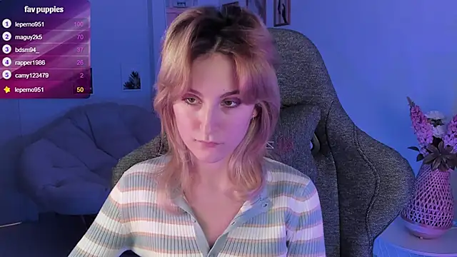 Snapshot of LuxRayi chatting on February 25, 2025, 9:02 pm LuxRayi online show from February 25, 2025, 9:02 pm