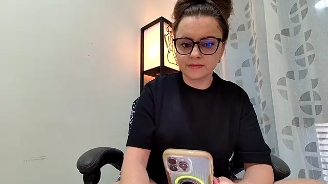 Snapshot of Eelleen chatting on June 9, 2026, 12:39 pm Eelleen online show from June 9, 2026, 12:39 pm