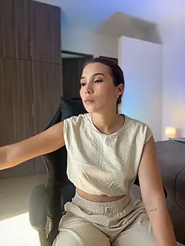 SophieRaily  online show from November 5, 2025, 4:40 pm