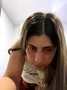 girl anni online show from October 10, 2025, 3:22 pm