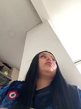 alissonfernandez  online show from January 17, 2025, 8:22 pm