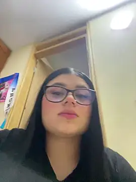 alissonfernandez  online show from December 18, 2025, 9:43 pm