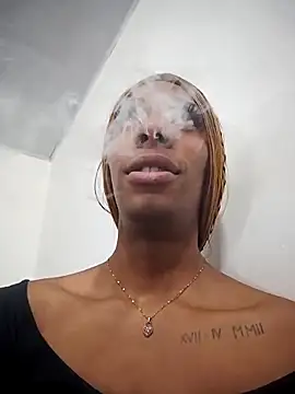 lucianadolll online show from April 16, 2026, 10:34 pm