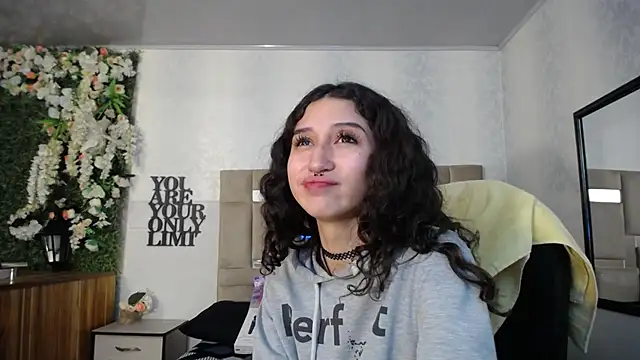 Queenjenn   online show from December 26, 2024, 1:43 pm