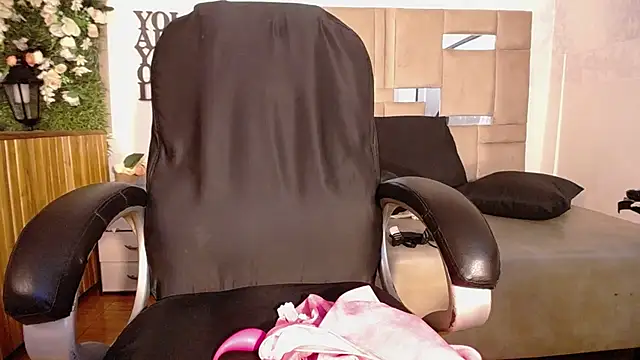 Queenjenn   online show from December 31, 2024, 5:07 pm