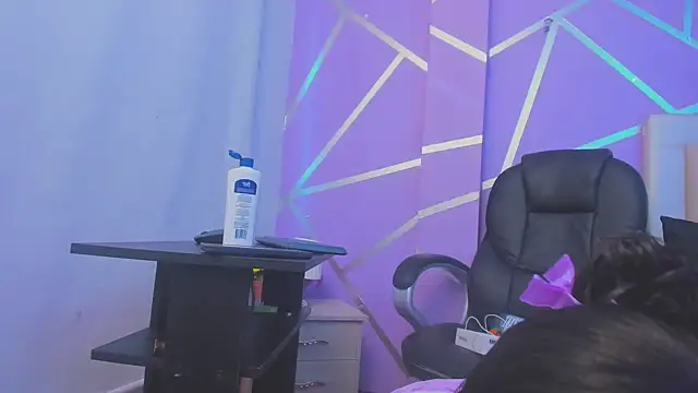 Queenjenn   online show from February 25, 2025, 10:18 pm