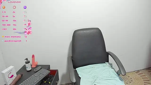 Snapshot of SarayMoorex_ chatting on February 6, 2025, 11:48 pm SarayMoorex online show from February 6, 2025, 11:48 pm