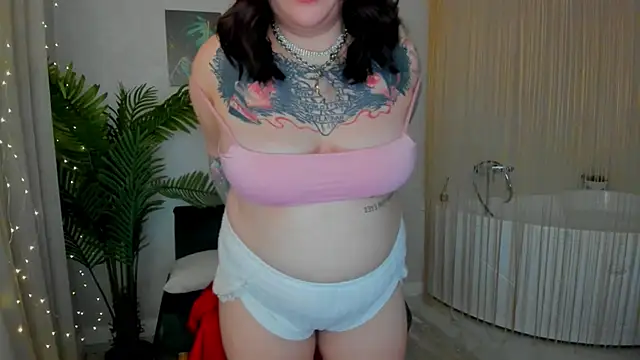 MoonLghte online show from March 4, 2025, 6:50 pm