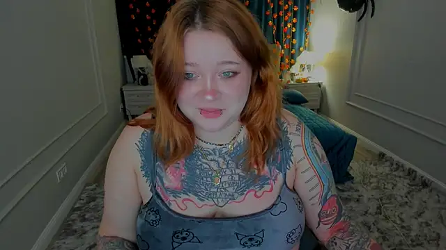 MoonLghte online show from October 22, 2025, 8:08 pm