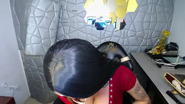 Tiffanny online show from March 5, 2025, 3:40 pm