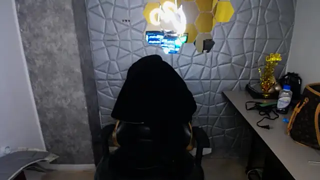 Tiffanny online show from March 13, 2025, 12:46 pm