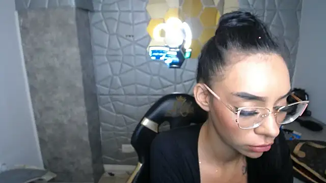 Tiffanny online show from March 13, 2025, 6:56 pm