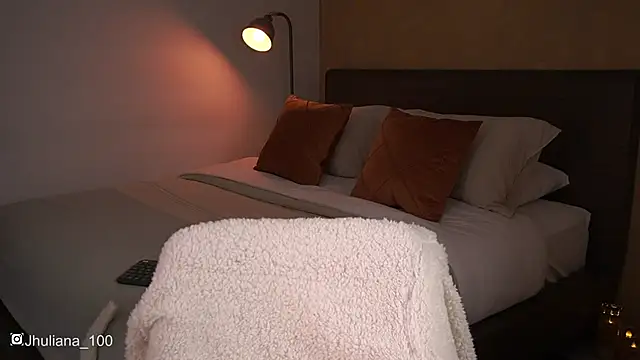 paulacora100 online show from January 22, 2025, 8:28 pm