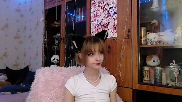 cloudgirrl online show from February 17, 2025, 8:26 pm