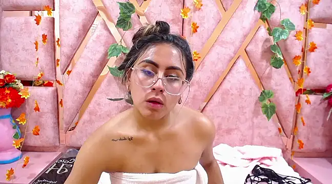 Snapshot of Freya_Miller_ chatting on December 7, 2024, 10:23 am Freya Miller online show from December 7, 2024, 10:23 am