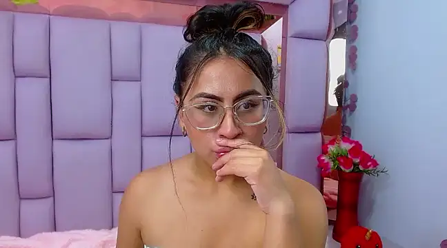 Snapshot of Freya_Miller_ chatting on February 7, 2025, 3:34 am Freya Miller online show from February 7, 2025, 3:34 am