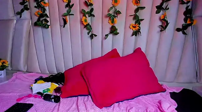 Snapshot of Freya_Miller_ chatting on March 17, 2025, 7:35 am Freya Miller online show from March 17, 2025, 7:35 am