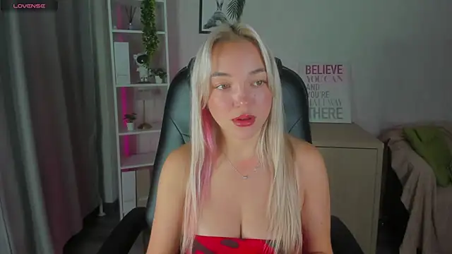 Christy Little online show from November 4, 2025, 12:21 am