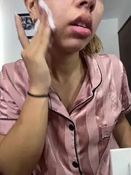 Snapshot of Aaliyah_Salma chatting on May 17, 2026, 3:52 pm Aaliyah Salma online show from May 17, 2026, 3:52 pm
