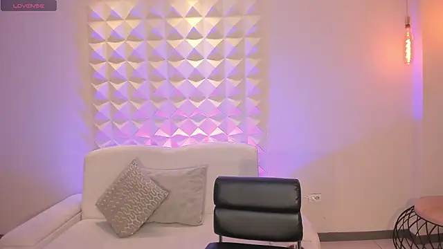 Snapshot of AlinaKravitz chatting on February 8, 2026, 6:22 pm AlinaKravitz online show from February 8, 2026, 6:22 pm