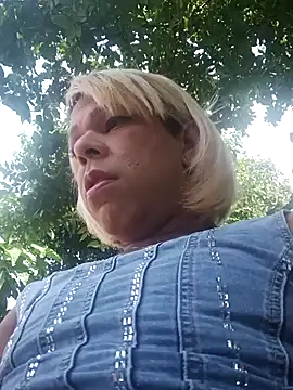 Snapshot of blondebitchlitle chatting on November 4, 2025, 5:23 pm blondebitchlitle online show from November 4, 2025, 5:23 pm